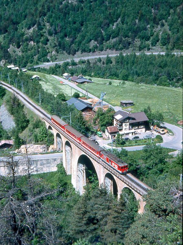 MGB FO-REGIONALZUG 227 von Gschenen nach Brig am 23.05.1993 bei Grengiols auf Rhone-Viadukt mit ABt - B - B - Zahnradtriebwagen Deh 4/4II 94 schiebend. Hinweis: Fahrzeuge noch in alter Lackierung
