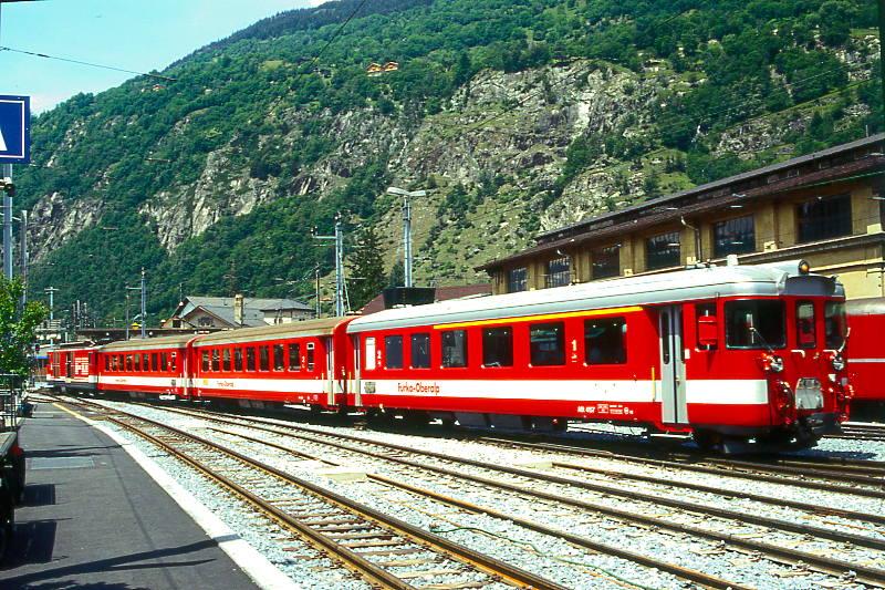 MGB FO-REGIONALZUG 233 von Fiesch nach Brig am 17.06.1995 Einfahrt Brig, Steuerwagen vorraus mit ABt 4157 - B 4284 - B 4283 - Zahnradtriebwagen Deh 4/4II 92 schiebend.Hinweis: Fahrzeuge noch in alter Lackierung.
