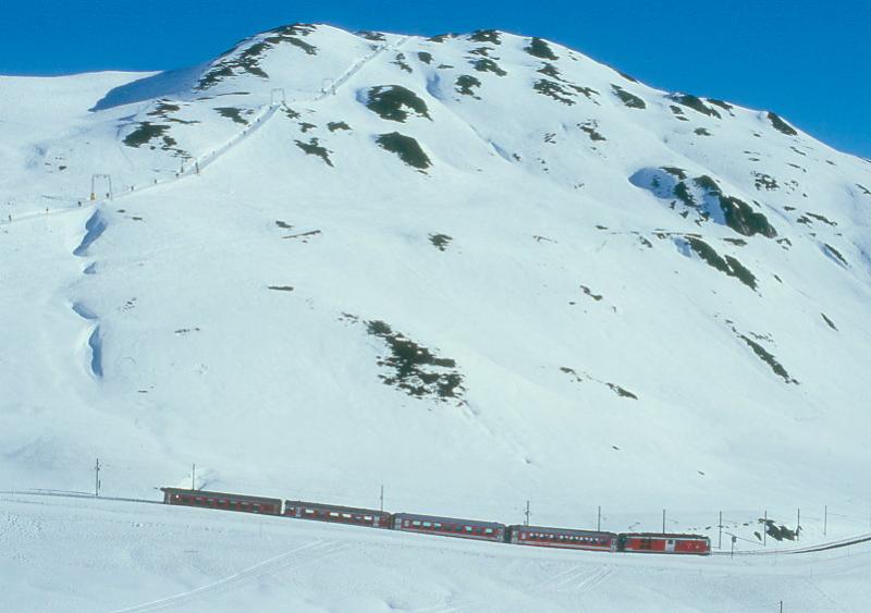 MGB FO-REGIONALZUG 2330 Doppelfhrung von Andermatt nach Disentis am 14.02.1998 kurz nach Oberalppasshhe mit Zahnrad-Triebwagen Deh 4/4I 54 - B - B - ABt - RhB B. Hinweis: FO-Fahrzeuge noch alte Lackierung. Doppelfhrung wegen Massenandrang von Wintersportler fr Wintersportgebiet Oberalppasshhe. Von hier ins Vorderrheintal hinab ist auf der Passstrae eine Schlittelbahn eingerichtet. 
