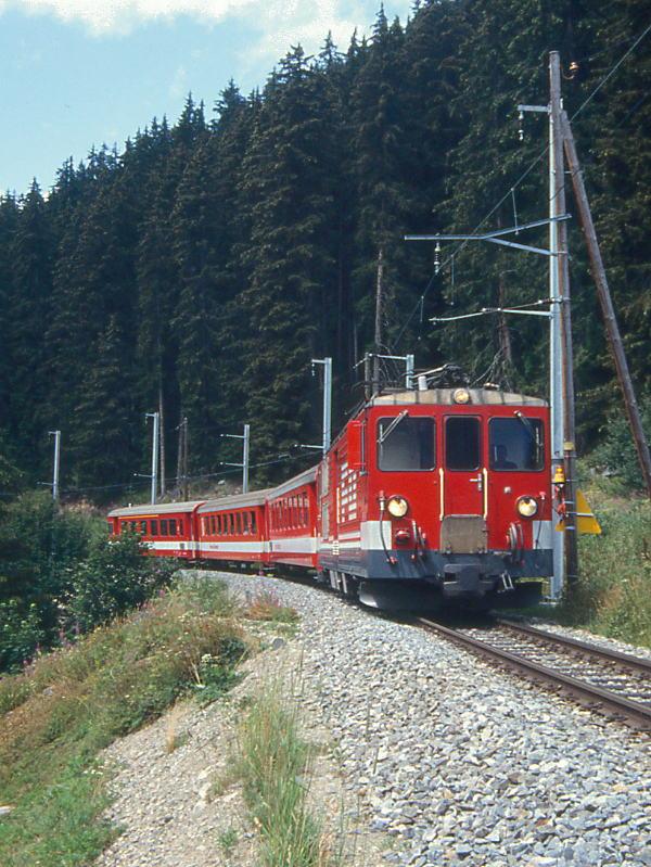 MGB FO-REGIONALZUG 239 von Gschenen nach Disentis am 04.08.1992 zwischen Bugnei und Mompe Tujetsch mit Zahnrad-Triebwagen Deh 4/4II 96 - B 4285 - B 4286 - ABt 4181. Hinweis: Fahrzeuge noch in alter Lackierung.
