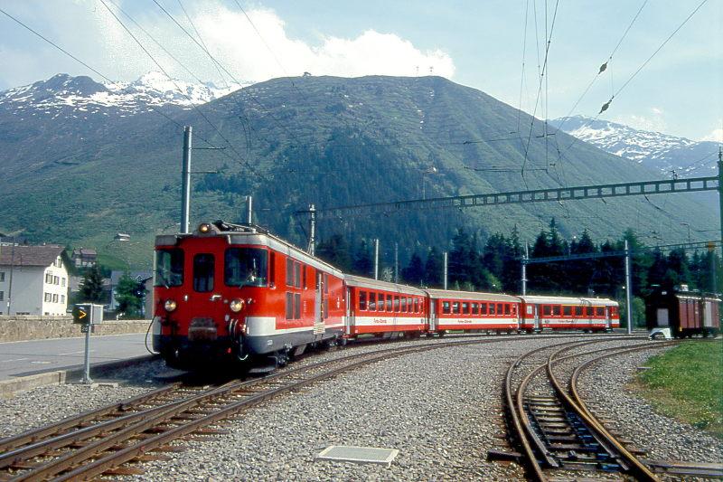 MGB FO-REGIONALZUG 260 von Brig nach Gschenen am 01.06.1993 Ausfahrt Andermatt mit Zahnrad-Triebwagen Deh 4/4I 54  - B 4277 - B 4278 - ABt 4154. Hinweis: FO-Fahrzeuge noch in alter Lackierung, die Bahnlinie (frhere Schllenen-Bahn) zweigt hier in einer engen Kurve nach Norden ab und fhrt in einen 179 Promille steilen Zahnstangenabschnitt nach Gschenen hinab.

