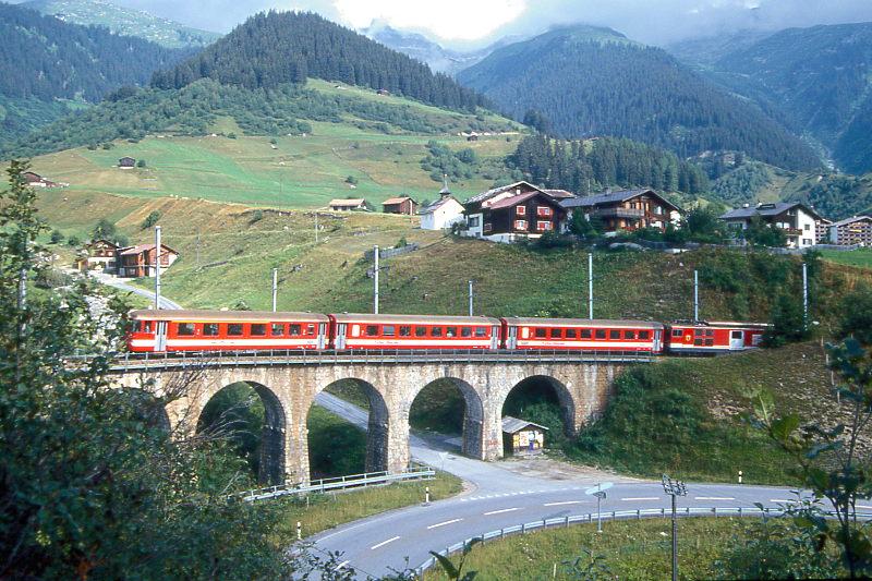 MGB FO-REGIONALZUG 327 von Disentis nach Gschenen am 04.08.1992 bei Cuioz auf Segnas-Viadukt mit ABt 4181 - B 4286 - B 4285 - Zahnradtriebwagen Deh 4/4II 96 schiebend. Hinweis: Fahrzeuge noch in alter Lackierung.
