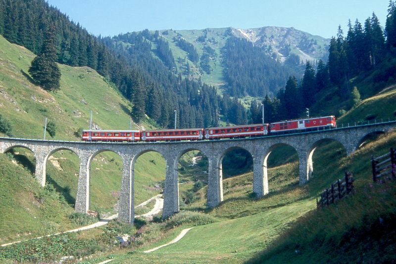 MGB FO-REGIONALZUG 327 von Disentis nach Gschenen am 04.08.1992 auf Bugnei-Viadukt mit ABt 4152 - B 4274 - B 4273 - Zahnradtriebwagen Deh 4/4I 52 schiebend. Hinweis: Fahrzeuge noch in alter Lackierung, Viadukt vor Umbau.
