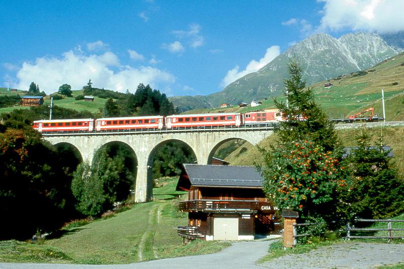 MGB FO-REGIONALZUG 327 von Disentis nach Andermatt am 05.09.1997 auf Val Giuf-Viadukt mit ABt 4155 - B 4276 - B 4275 - Zahnradtriebwagen Deh 4/4II 96 schiebend - X 4944. Hinweis: Fahrzeuge noch in alter Lackierung.
