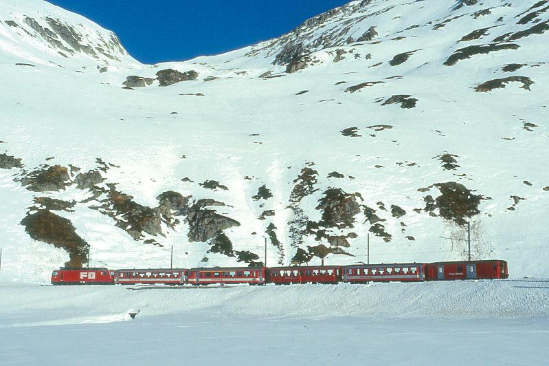 MGB FO-REGIONALZUG 327 von Disentis nach Andermatt am 14.02.1998 auf Oberalppass mit Zahnrad-E-Lok Ge 4/4II 101 - B - ABt - RhB B - B - D.Hinweis: FO-Fahrzeuge noch in alter Lackierung.
