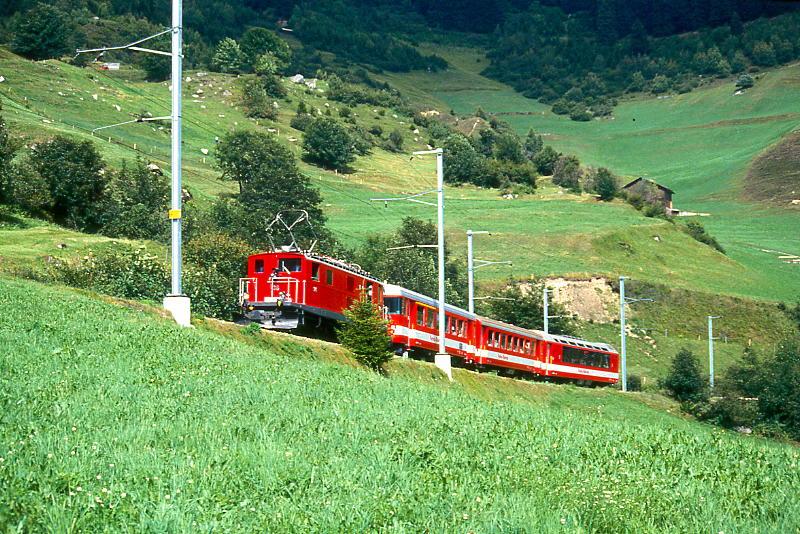 MGB FO-REGIONALZUG 333 von Disentis nach Andermatt am 04.08.1992 bei Segnas mit Zahnrad-Lok HGe 4/4I 36 - ABt 4191 - B 4254 - AS 4011. Hinweis: Fahrzeuge noch in alter Lackierung. Der angekuppelte Panorama-Wagen ist eine Nachfhrung eines Glacier-Express.
