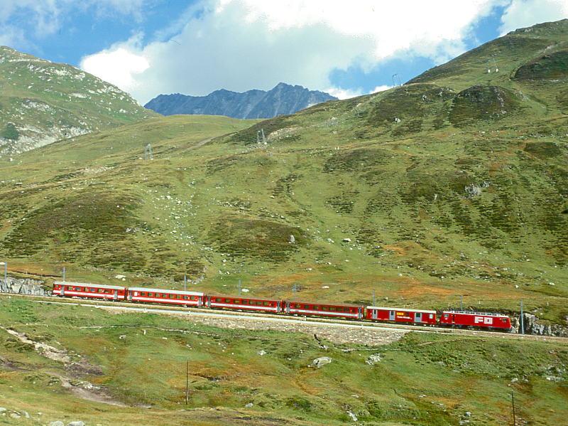 MGB FO-REGIONALZUG 334 von Andermatt nach Disentis am 05.09.1997 kurz nach Oberalppass mit Zahnrad-Lok HGe 4/4II 107 - DZ 4354 - AB 4172 - AB 4171 - B 4285 - Bt 4291. Hinweis: Fahrzeuge noch in alter Lackierung.
