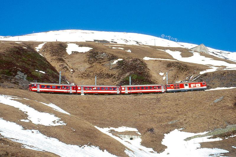 MGB FO-REGIONALZUG 347 von Disentis nach Andermatt am 15.02.1998 zwischen Rufenen-Kehrtunnel und Falken-Viadukt mit Steuerwagen voraus ABt 4151 - B 4252 - B 4251 - Zahnrad-Gepcktriebwagen Deh 4/4II 95. Hinweis: FO-Fahrzeuge noch in alter Lackierung.
