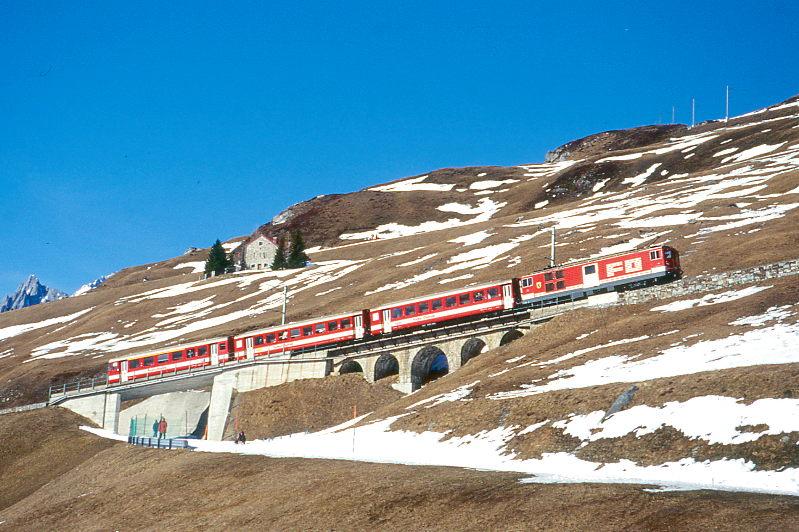 MGB FO-REGIONALZUG 347 von Disentis nach Andermatt am 15.02.1998 auf Falken-Viadukt mit Steuerwagen voraus ABt 4151 - B 4252 - B 4251 - Zahnrad-Gepcktriebwagen Deh 4/4II 95. Hinweis: FO-Fahrzeuge noch in alter Lackierung.
