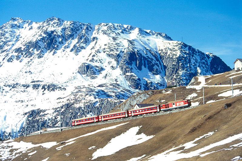 MGB FO-REGIONALZUG 347 von Disentis nach Andermatt am 15.02.1998 bei Mettlen mit Steuerwagen voraus ABt 4151 - B 4252 - B 4251 - Zahnrad-Gepcktriebwagen Deh 4/4II 95. Hinweis: FO-Fahrzeuge noch in alter Lackierung.
