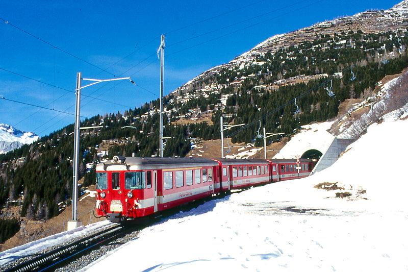 MGB FO-REGIONALZUG 549 von Gschenen nach Disentis am 15.02.1998 Einfahrt Biel-Kehrtunnel mit Zahnrad-Gepcktriebwagen Deh 4/4I 52 - B 4255 - B 4253 - ABt 4152 Rckansicht. Hinweis: FO-Fahrzeuge noch in alter Lackierung.
