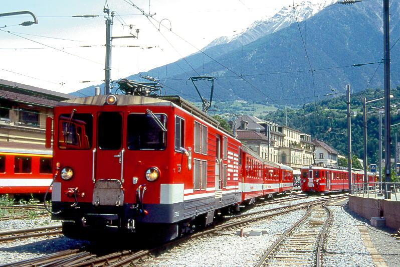 MGB FO-REGIONALZUG 556 von Brig nach Oberwald am 17.06.1995 Ausfahrt Brig mit Zahnrad-Triebwagen Deh 4/4II 92  - B 4283 - B 4284 - ABt 4157. Hinweis: FO-Fahrzeuge noch in alter Lackierung.
