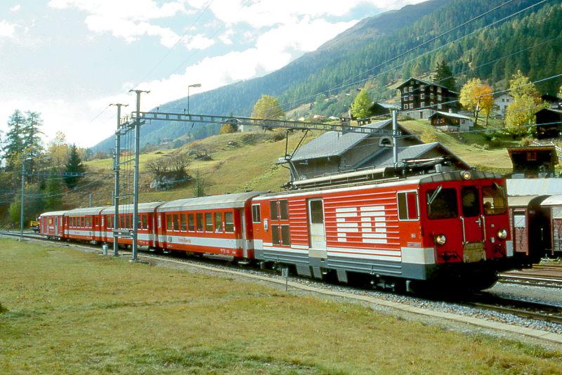 MGB FO-REGIONALZUG 556 von Brig nach Oberwald am 11.10.1998 in Biel mit Zahnrad-Triebwagen Deh 4/4II 93  - B 4252 - B 4251 - ABt 4151 - DZ 4354II. Hinweis: FO-Fahrzeuge noch in alter Lackierung.
