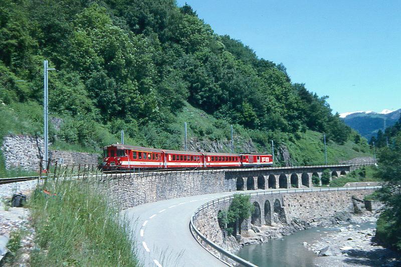 MGB FO-REGIONALZUG 641 von Oberwald nach Brig am 23.05.1992 auf Lehnenviadukt zwischen Betten und Mrel mit Steuerwagen vorraus ABt 4181 - B 4286 - B 4285 - Zahnrad-Triebwagen Deh 4/4II 93. Hinweis: Fahrzeuge noch in alter Lackierung, Lehnenviadukt noch vor Umbau, rechts ist die noch junge Rhone sichtbar.
