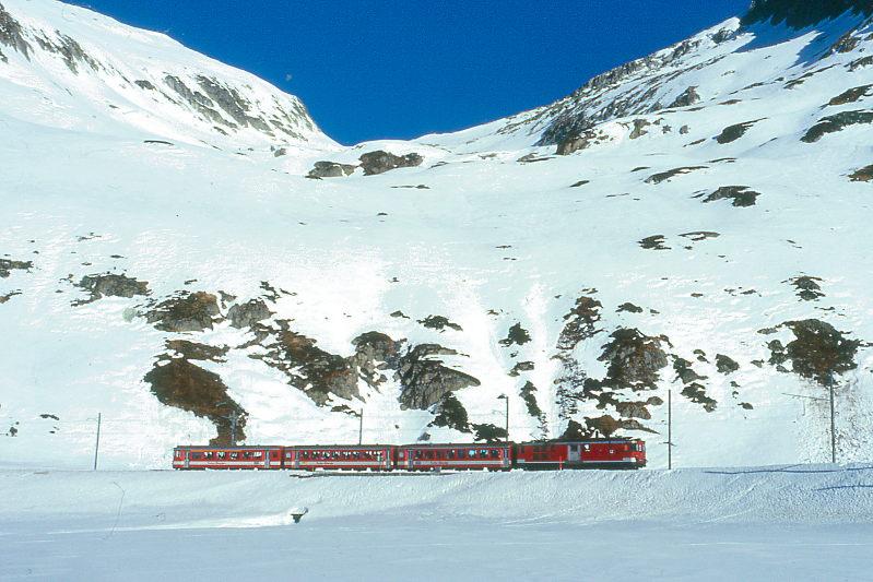 MGB FO-SPORTZUG 828 von Andermatt nach Oberalppasshhe-Calmot am 14.02.1998 auf Oberalppass mit Zahnrad-Triebwagen Deh 4/4I 52 - B - B - ABt. Hinweis: wunderschn sind die blanken Hnge erkennbar, an denen sich kurz vorher mehrere Nassschnee-Lawinen entladen haben. Fahrzeuge noch in alter Lackierung.
