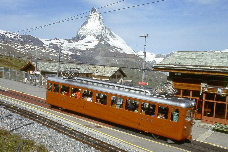 MGB GGB - Regionalzug 223b von Zermatt nach Gornergrat am 29.06.2007 in Riffelberg mit Bhe 2/4 3039 - Hinweis: Blick Matterhorn
