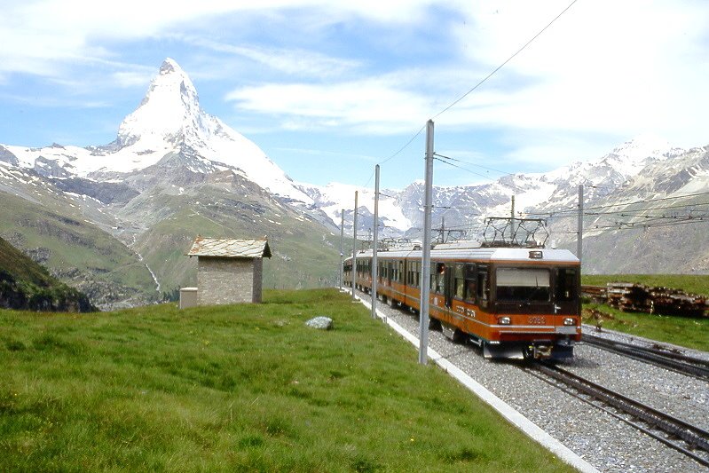 MGB GGB - Regionalzug 233a von Zermatt nach Gornergrat am 29.06.2007 in Riffelboden mit Bhe 4/8 3053 + Bhe 4/8 3051 - Hinweis: Blick Matterhorn
