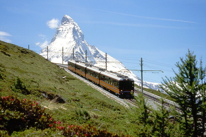 MGB GGB - Regionalzug 238a von Gornergrat nach Zermatt am 29.06.2007 oberhalb Riffelalp mit Bhe 4/8 3052 + Bhe 4/8 3054 - Hinweis: Blick Matterhorn
