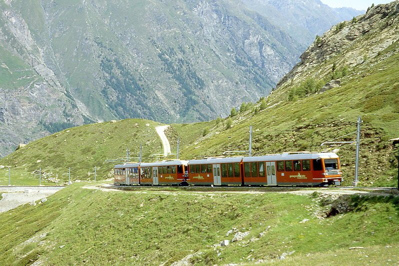 MGB GGB - Regionalzug 28 von Gornergrat nach Zermatt am 29.06.2007 im 200-Promille-Geflle bei Riffelboden mit Bhe 4/8 3083 + Bhe 4/8 3084 - Hinweis: Rckansicht
