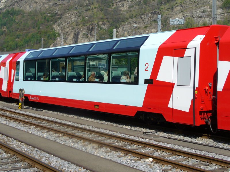 MGB - Glacier Express - 2 Kl. Panoramawagen Bp 4063 im Bahnhof von Brig am 19.04.2007