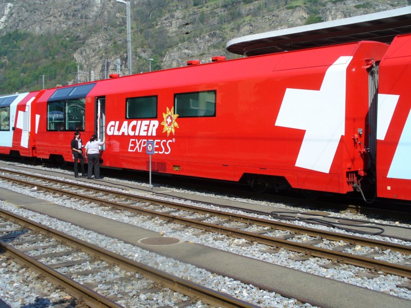 MGB - Glacier Express - Service / Speisewagen WRp 3833 im Bahnhof von Brig am 19.04.2007
