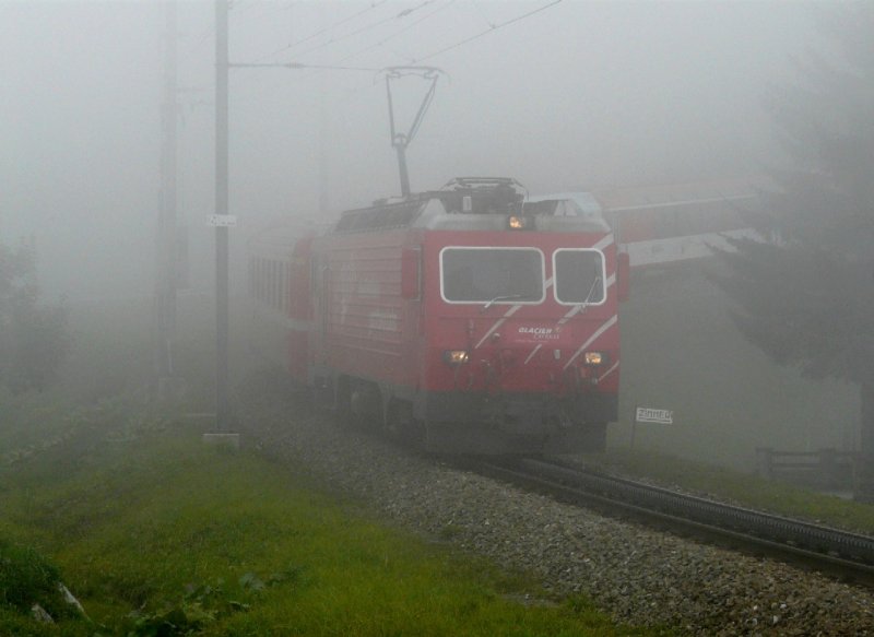 MGB - GLACIER EXPRESS mit Lok HGe 4/4 107 im Nebel bei der einfahrt in Andermatt am 21.09.2008