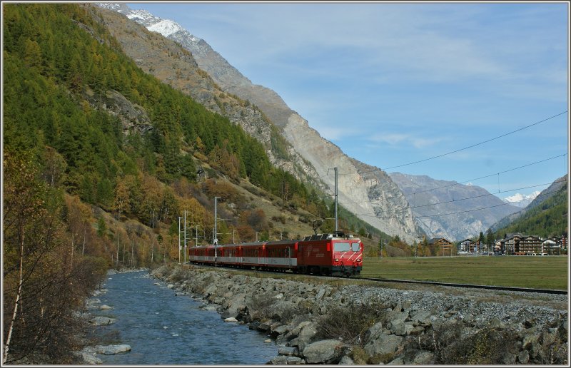 MGB HGe 4/4 fhrt mit einem Zug nach Zermatt der Matter-Vispa bei Tsch entlang.
(19.10.2012)