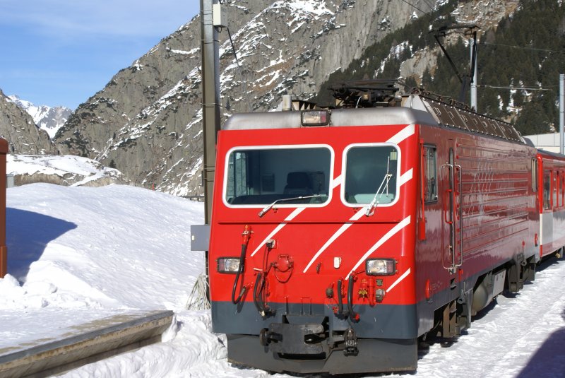 MGB HGe 4/4 II 107 steht am 28.12.07 in Andermatt.