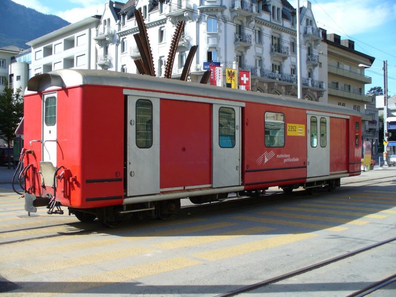 MGB - Post und Gepckwagen DZ 2352 auf dem Bahnhofplatz in Brig am 20.09.2007
