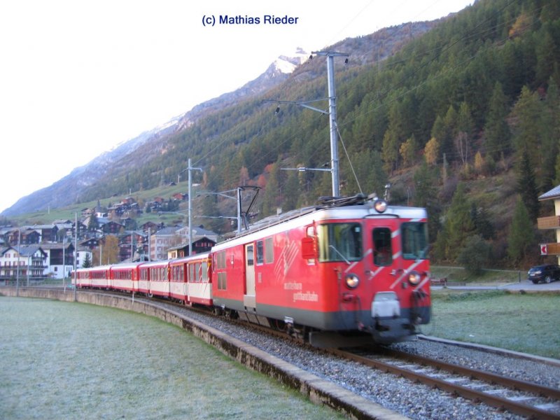 MGB Regionalzug in Randa nach Zermatt, am 13. Okt 07