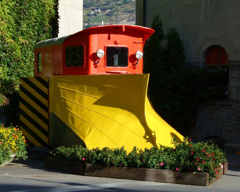 MGB - Schneepflug X 2902 .. Aufgestellt Zwischen dem Bahnhof Visp und dem Dorfzentrum von Visp etwa auf halben Weg an der Hauptstrasse .. Bild vom 20.09.2007