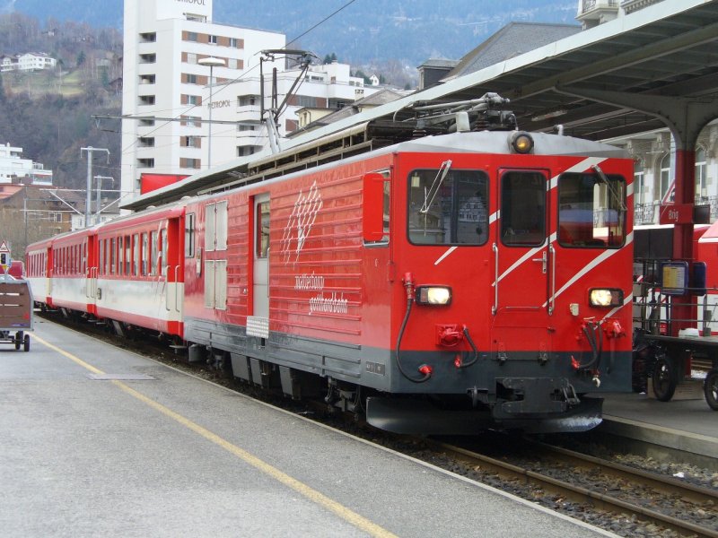 MGB - Zahnrad E-Lok Deh 4/4  91 mit Personenwagen im MGB Bahnhof von Brig am 10.03.2007