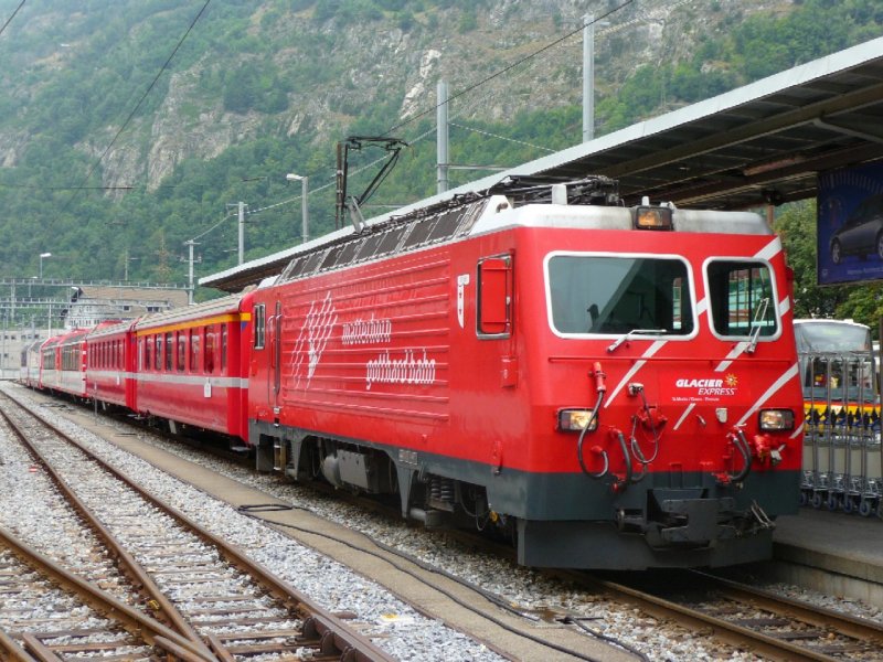MGB - Zahnrad E-Lok HGe 4/4 101 mit dem Glacier Express im Bahnhof von Brig am 01.09.2008