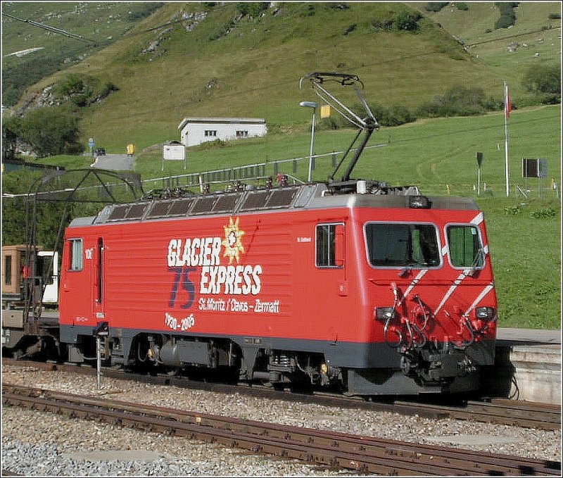 MGB Zahnrad E-Lok HGe 4/4 mit ihrer Werbung fr den Glacier Express fotografiert am 01.08.07 bei der Ankunft mit einem Autozug in Realp. (Hans)