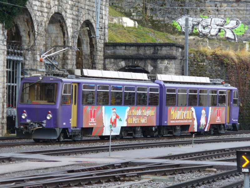 MGN - Triebwagen Beh 4/8 303 mit Teilwerbung im Bahnhof von Montreux am 07.12.2007