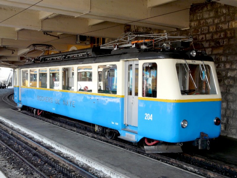 MGN - Zahnrad Triebwagen Beh 2/4 204 im Bahnhof von Montreux am 05.04.2008