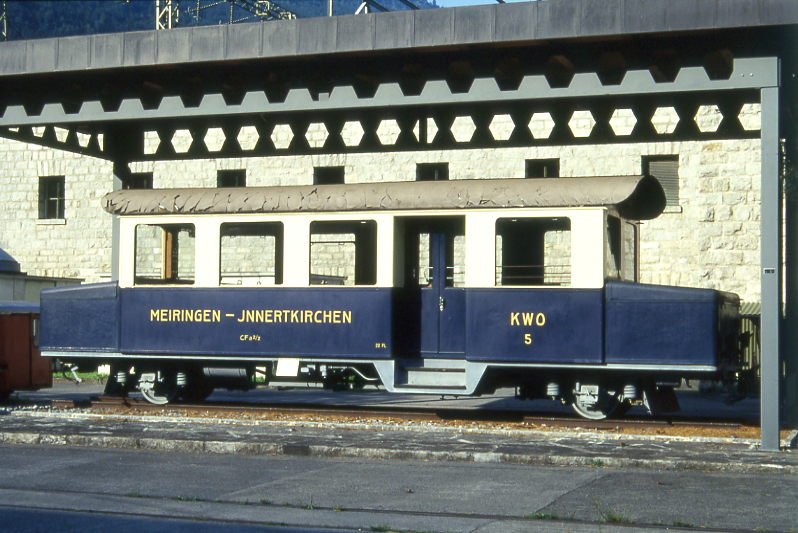 MIB - CFa 2/2 5 am 19.08.2006 in Innertkirchen - Akkutriebwagen - Baujahr 1949 - SIG/SAAS - 66 KW - Gewicht 18,60t - 2.Klasse Sitzpltze 22 - LP 10,50m - zulssige Geschwindigkeit 30 km/h. Lebenslauf: ex CFa 2/2 5 - 1957 BFa 2/2 5 - 1964 BDa 2/2 5 - 06/1985 Denkmal in Innertkirchen
