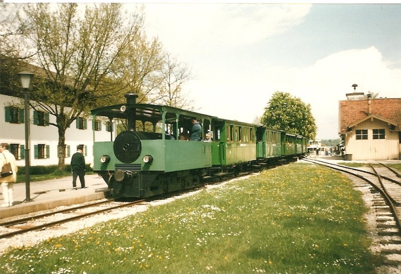 Mich Flachlnder verschlug es im Mai 1998 ins wunderschne Bayern.Dabei besuchte ich Bayerns bekannte Dampfbahn die Chiemseebahn.Hier steht die Bahn in Stock.