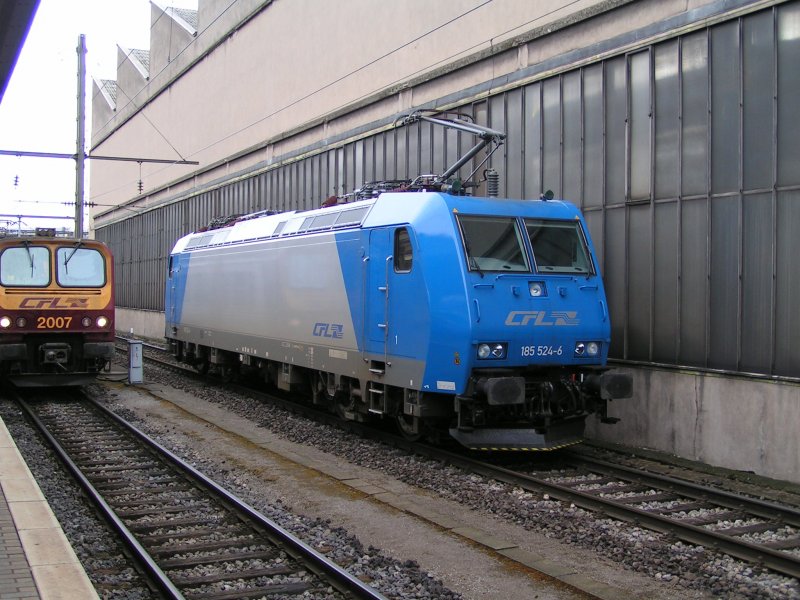Miet Lok 185 524 - 6 durchfhrt den Bahnhof von Luxemburg am 19.04.04.
