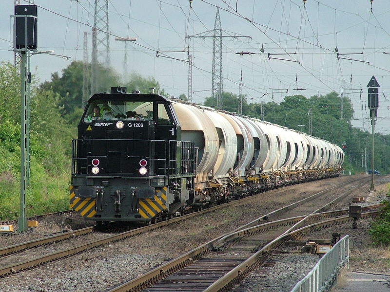 Mietlok MRCE 5001677 der Neusser Eisenbahn mit Kalksteinmehlzug am 8.Juli 2009 von Rohdenhaus kommend durch Lintorf