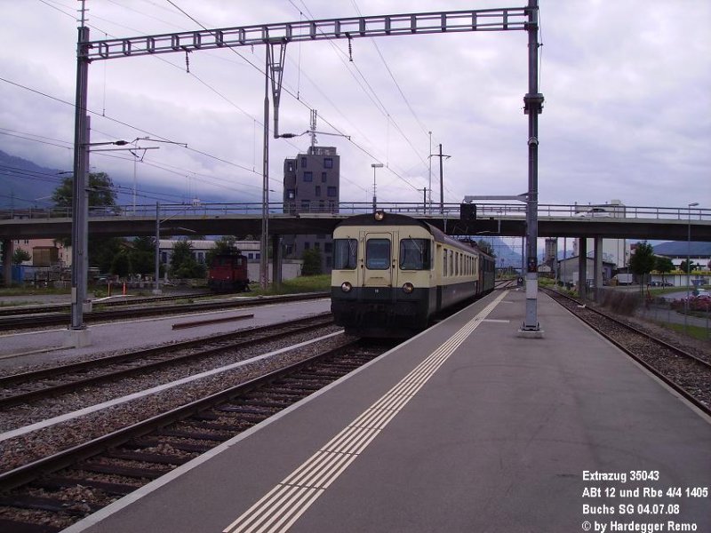 Mikado-DSF ABt 12 geschoben vom Rbe 4/4 1405 fahren in Buchs SG ein.
04.07.08