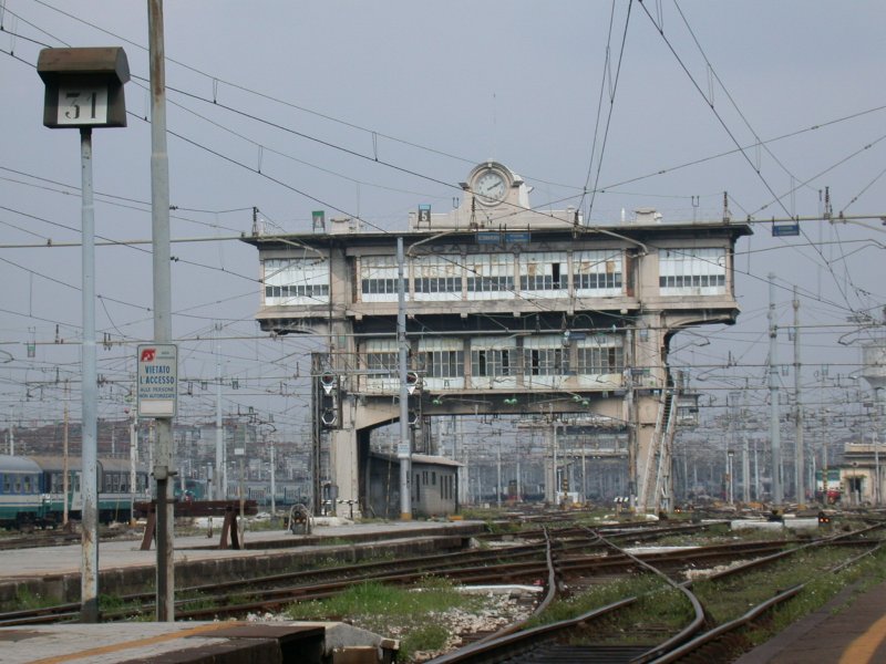 Milano Centrale (14.04.2004) Das riesige Stellwerk im Gleisvorfeld des Mailnder Hauptbahnhofs ist seit Einfhrung der Elektronik meines Wissens nicht mehr in Betrieb.