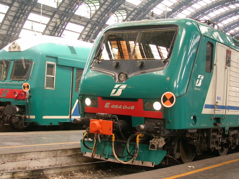 Milano Centrale /14.04.2004) E464.046 ist soeben eingefahren.