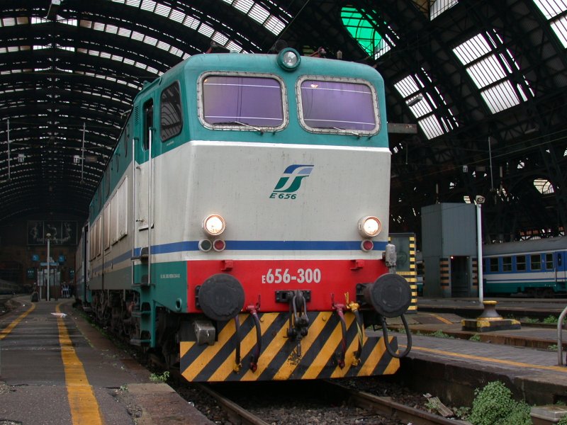 Milano Centrale (16.04.2004) E656-300 wartet auf die Abfahrt.