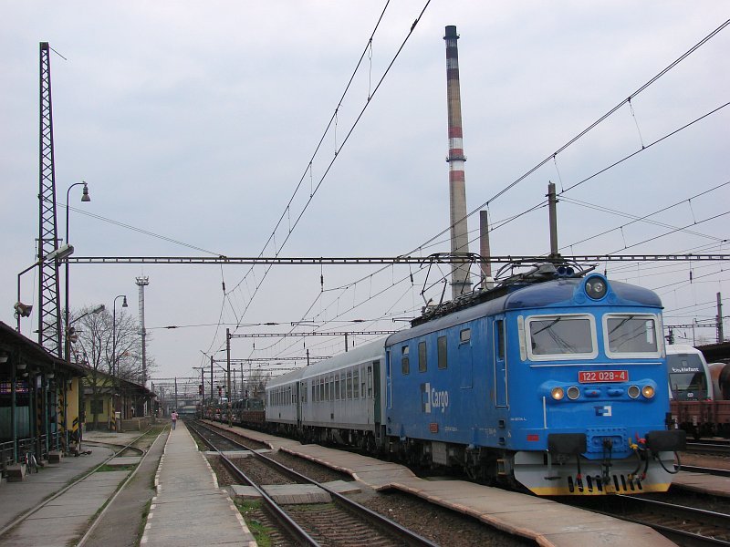 Militrzug mit 122 028-4 in Nymburk hl.n. am 05.04.2008