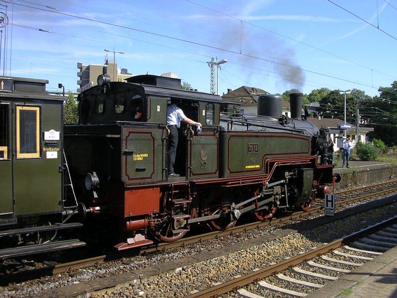 Mindener Museums-Dampflok  7512 Hannover  (NR.74 001-358) wird abgekuppelt.(31.08.2008)