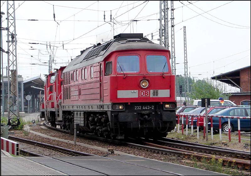 Mini-Lokzug --  232 443-2 mit 362 900-3 & 363 218-9 unterwegs in Richtung Rostock.  (Stralsund am 24.06.06) 