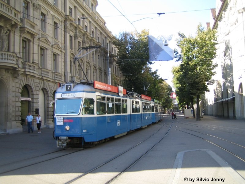 Mirage 1656 am 26.8.07 beim Paradeplatz. Die Linie 7 war jngst in den Schlagzeilen, da die jahrelang andauernde Mirage-Diktatur gestrzt wurde. Denn seit auf der Linie 11 Cobras eingesetzt werden, werden die dort berflssig gewordenen Tram 2000-Dotras auf der Linie 7 eingesetzt. Hier aber noch ein Bild, dass bald historisch ist, eine mIrage auf dem 7er. Obwohl die Miragen immern och 2/3 der 7er Umlufe abdecken.