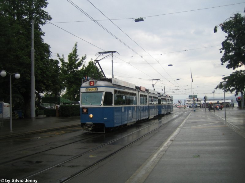 Mirage 1668+1618 am 1.8.08 beim Brkliplatz. Die Mirage 1668 ist eine ehemalige 7er Mirage, erkennbar an den Fhnchen, die sich neben, statt ber dem Liniennummerkasten befinden. Die 7er MIragen waren einem massiv hheren Verschleiss ausgesetzt, als die brigen Fahrzeuge. Daher wurde diese auch viel intensiver gewartet, und sind im Moment die am zuverlssigsten laufenden Miragen. Die Miragen der Linie 2 gehrten zur anderen Gruppe, die langsam aber sicher vllig am zerfallen sind. So wurden die 7er Miragen auf die Linie 2 versetzt, da die VBZ auf der Linie 2 partout keine moderneren Trams dort einsetzen wollen.