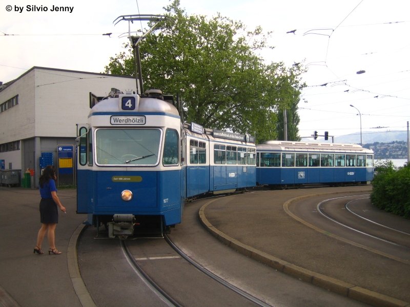 Mirage 1677 beim Bhf. Tiefenbrunnen. Davor befindet sich die Tramfhrerin whrend der Rauchpause, da im Fahrzeuginnern nicht geraucht werden darf, dies gilt auch fr das Personal.